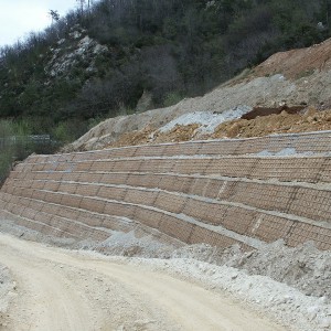 Terra rinforzata con geogriglie